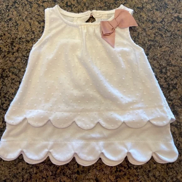 Sleeveless white top with scallops and pink bow - Picture 2 of 7
